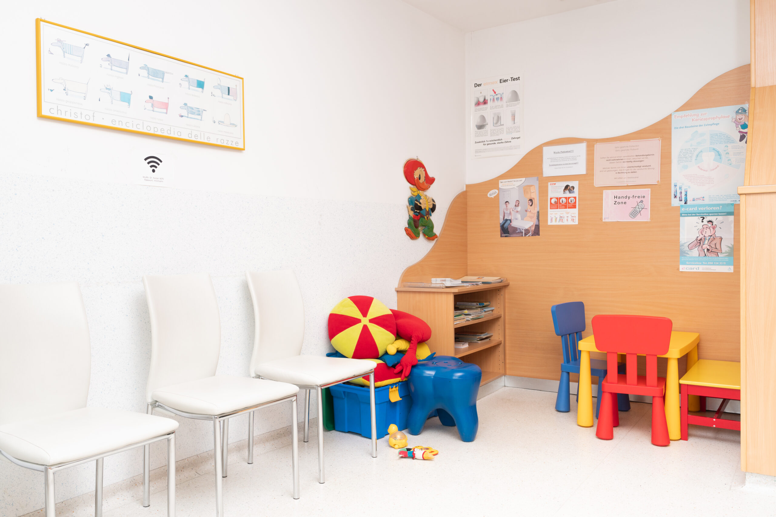 Warteraum der Ordiniation mit kleinem Spielbereich für Kinder