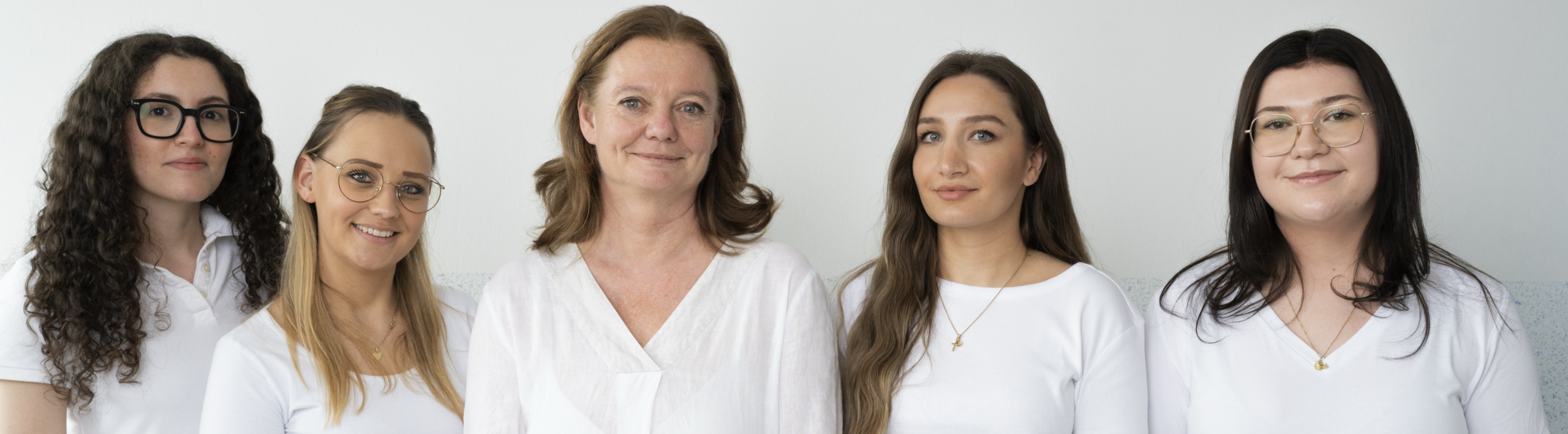 Gruppenportrait von Alison Lappat, Nina Angerer, Sigrun Sulzer, Sara Mirdita und Tina Todtner